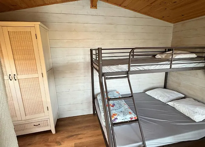 Dans Les Arbres A La Ferme בקתה *